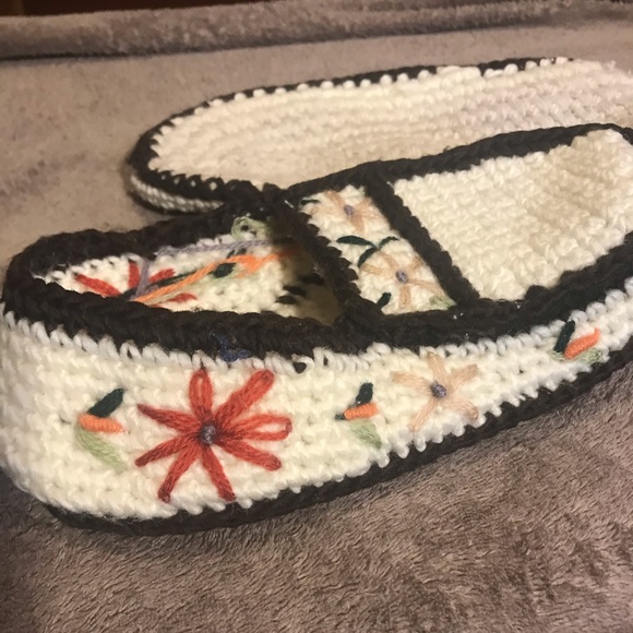 Crochet slippers - Picture 3 of 6